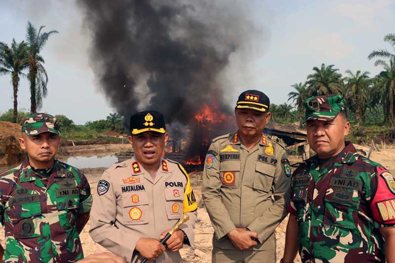 Kapolres Bungo Kapolres Bungo AKBP Natalena Eko Cahyono Pimpin Langsung Penertiban Aktivitas PETI. FOTO : HMS