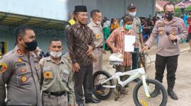 Kapolres Muaro Jambi AKBP Yuyan Priatmaja, SIK, MH dan Kapolsek Jaluko IPTU Irwan, SH Memegang Sepeda untuk diserahkan kepada Bapak Wijiono Warga RT 10 Simpang Sungai Duren mendapatkan Door Prize Vaksinasi, Minggu (12/12/21). FOTO : Humas PMJ