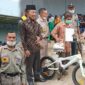 Kapolres Muaro Jambi AKBP Yuyan Priatmaja, SIK, MH dan Kapolsek Jaluko IPTU Irwan, SH Memegang Sepeda untuk diserahkan kepada Bapak Wijiono Warga RT 10 Simpang Sungai Duren mendapatkan Door Prize Vaksinasi, Minggu (12/12/21). FOTO : Humas PMJ