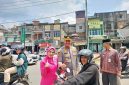 Kapolres Sarolangun AKBP Wendi Oktariansyah, S.I.K., M.H didampingi Ketua Bhayangkari Bagikan Bendera Merah Putih ke Warga Singkut, Kamis (7/8/2025). FOTO : DHEA