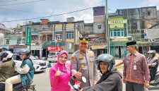 Kapolres Sarolangun AKBP Wendi Oktariansyah, S.I.K., M.H didampingi Ketua Bhayangkari Bagikan Bendera Merah Putih ke Warga Singkut, Kamis (7/8/2025). FOTO : DHEA