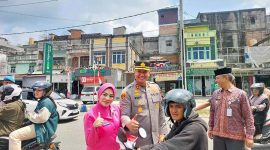 Kapolres Sarolangun AKBP Wendi Oktariansyah, S.I.K., M.H didampingi Ketua Bhayangkari Bagikan Bendera Merah Putih ke Warga Singkut, Kamis (7/8/2025). FOTO : DHEA