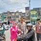 Kapolres Sarolangun AKBP Wendi Oktariansyah, S.I.K., M.H didampingi Ketua Bhayangkari Bagikan Bendera Merah Putih ke Warga Singkut, Kamis (7/8/2025). FOTO : DHEA