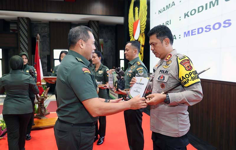 Kapolres Sarolangun Raih Penghargaan Juara Lomba Kategori Media Publikasi Sinergitas TNI-Polri pada TMMD ke 122. FOTO : HMS