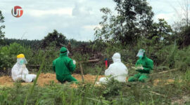 FOTO : Kapolres Tanjab Barat AKBP Guntur Saputro, SIK, MH dan Ajudannya Memakai APD Saat Akan Melakukan Pemakaman Jenazah MH (34) Pasien Suspek di Pemakaman Khusus Covid-19 Pemkab Tanjab Barat di Desa Terjun Jaya, Betara, Minggu (30/08/20).