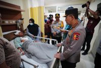 Kapolri Jenderal Polisi Listyo Sigit Prabowo Ketika Kunjungi Korban Ledakan SMAN 72 di RSI Cempaka Putih. [FOTO : Div. Humas Mabes Polri]