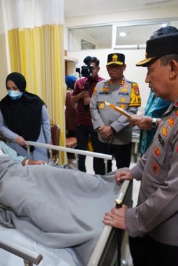 Kapolri Listyo Sigit Kunjungi Korban Ledakan SMAN 72 di RSI Cempaka Putih