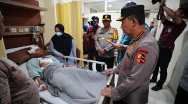 Kapolri Jenderal Polisi Listyo Sigit Prabowo Ketika Kunjungi Korban Ledakan SMAN 72 di RSI Cempaka Putih. [FOTO : Div. Humas Mabes Polri]