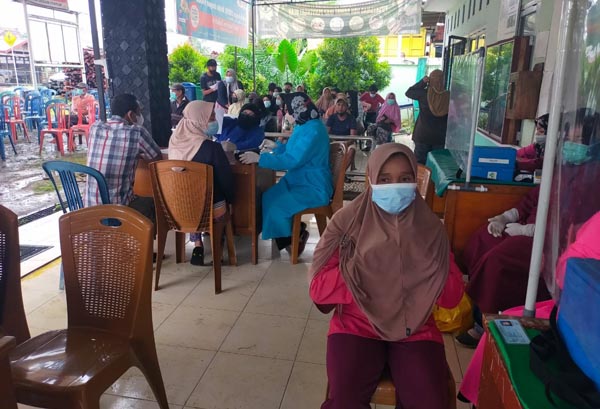 Pelaksanaan Vaksinasi Massal Dosis 1 dan 2 di Puskesmas Penyingat Olak Kecamatan Jaluko, Muaro Jambi, Sabtu (13/11/21). FOTO : Noval.