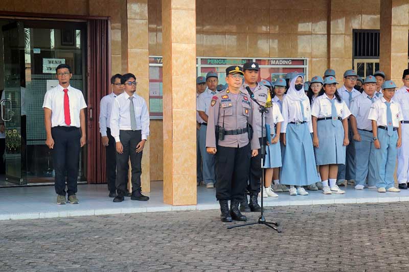 Kapolsek Jambi Timur AKP Hardi saat Menjadi Pembina Upacara di SMA dan SMK yang ada di Wilayah Jambi Timur, Senin (29/4/24). (FOTO : Viryzha)