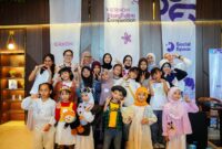 ajaran manajemen Vernon EDU, panitia, dan para peserta berfoto bersama usai pembukaan VernonEdu Story Telling Competition 2026 di Nakoa Social Space, Malang, Minggu (7/6). Kompetisi ini digelar untuk melatih mental, kreativitas, serta mengasah empati generasi muda melalui keterampilan bercerita sejak dini. (Foto: Dok. Vernon EDU)