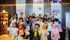 ajaran manajemen Vernon EDU, panitia, dan para peserta berfoto bersama usai pembukaan VernonEdu Story Telling Competition 2026 di Nakoa Social Space, Malang, Minggu (7/6). Kompetisi ini digelar untuk melatih mental, kreativitas, serta mengasah empati generasi muda melalui keterampilan bercerita sejak dini. (Foto: Dok. Vernon EDU)
