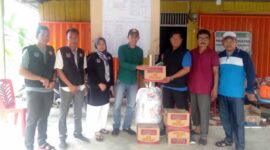 Arfan Julanda didampingi Anggota Karang Taruna Bina Bahari menyerahkan bantuan dan diterima Petugas Posko kebakaran di Kelurahan Tungkal Harapan. FOTO : Dok Karang Taruna