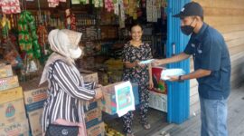 Karang Taruna Bina Bahari saat penggalangan dana dan membagikan Masker di Kelurahan Kampung Nelayan, Minggu (13/3/22). FOTO : Istimewa