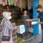 Karang Taruna Bina Bahari saat penggalangan dana dan membagikan Masker di Kelurahan Kampung Nelayan, Minggu (13/3/22). FOTO : Istimewa