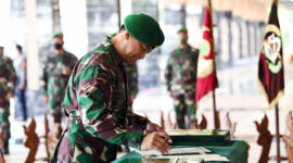 FOTO : Kepala Staf Angkatan Darat (Kasad) Jenderal TNI Andika Perkasa Menandatangani Berita Acara Serah Terima Jabatan 7 Jabatan di jajaran TNI Angkatan Darat di Gedung E Markas Besar Angkatan Darat, Jakarta, Kamis (06/08/20)