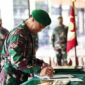 FOTO : Kepala Staf Angkatan Darat (Kasad) Jenderal TNI Andika Perkasa Menandatangani Berita Acara Serah Terima Jabatan 7 Jabatan di jajaran TNI Angkatan Darat di Gedung E Markas Besar Angkatan Darat, Jakarta, Kamis (06/08/20)