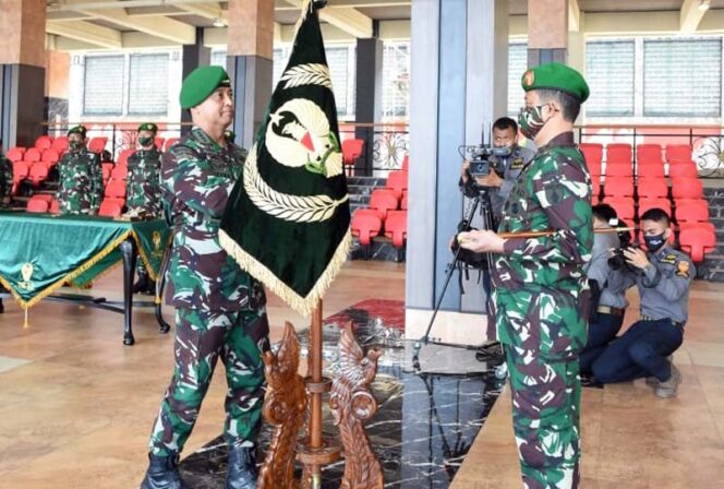 FOTO : Kasad Jenderal Andika Perkasa Pimpin Serah Terima Jabatan Irjenad dan Pangdam V/Brawijaya, Selasa (03/11/20).