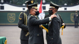 Kasad Jenderal TNI Dudung Abdurachman Ketika melantik dan mengambil sumpah 999 orang Perwira Pertama (Pama) pada Upacara Praspa Diktukpasus TNI AD TA 2021 di Lapangan Wiradhika Secapa TNI AD Bandung, Senin (20/12/21). FOTO : Dispenad