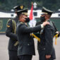Kasad Jenderal TNI Dudung Abdurachman Ketika melantik dan mengambil sumpah 999 orang Perwira Pertama (Pama) pada Upacara Praspa Diktukpasus TNI AD TA 2021 di Lapangan Wiradhika Secapa TNI AD Bandung, Senin (20/12/21). FOTO : Dispenad