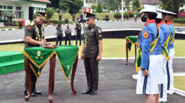 FOTO : Kepala Staf Angkatan Darat (Kasad) Jenderal TNI Andika Perkasa memimpin upacara Penutupan Pendidikan dan Wisuda Sarjana Taruna / Taruni Tingkat IV Akademi Militer TA 2019/2020 di Akademi Militer, Magelang, Jawa Tengah, Senin (06/07/20).