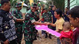 Kasrem 042/Gapu Kolonel Inf Ali Aminudin menutup secara resmi kegiatan TMMD Ke-117 Tahun 2023 di wilayah Kodim 0416/Bute di Lapangan Desa Talang Silungko Kec. Bathin II Pelayang Kab. Bungo, Kamis (10/8/23). FOTO : PENREM