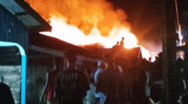 Kobaran Api yang Membesar Saat Kebakaran di Parit 4 Kempung Nelayan. FOTO : Iist