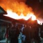 Kobaran Api yang Membesar Saat Kebakaran di Parit 4 Kempung Nelayan. FOTO : Iist