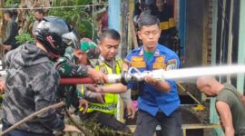 Personel Polsek Tungkal Ilir, TNI Kodim 0419/Tanjab, Damkar dan Masyarakat saat memadamkan api serta melakukan pendinginan di Lokasi kebakaran, Minggu (16/10/22). FOTO : Dok Polsek Tungkal Ilir