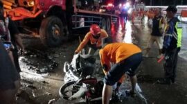 Petugas Mengevakuasi Truk yang Mengalami Kecelakaan di exit tol Bawen.(FOTO : ISt/PortalMajalengka]