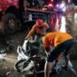 Petugas Mengevakuasi Truk yang Mengalami Kecelakaan di exit tol Bawen.(FOTO : ISt/PortalMajalengka]