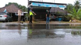 Anggota Satlantas Polres Muaro Jambi ketika Mendatangai TKP Laka. FOTO : Unit Laka PMJ
