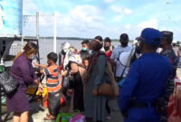 FOTO : Terlihat Banyaknya Pemumpang Kapal Roro dari Batam di Pelabuhan Roro Kuala Tungkal, Selasa (22/12/20)