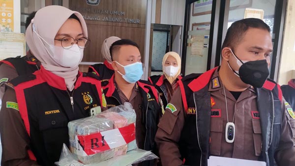 Dok. Tim penyidik Kejaksaan Negeri (Kejari) Tanjung Jabung Timur Jambi menggeledah Kantor KPU lantaran diduga ada penyelewengan dana hibah senilai miliaran rupiah. 