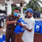 FOTO : Kejari Tanjab Barat Tri Joko, SH saat Menyerahkan Bantuan Sembako Kepada Salah Satu Abang Becak di Kuala Tungkal, Selasa (05/05/20)