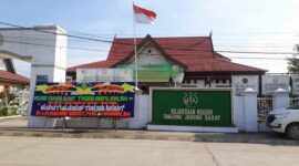 Papan Ucapan Selamat Kepada Kajari Tanjab Barat Togar Rafilion, SH Terpampang Di Pagar Kantor Kejari Tanjab Barat dari Bupati Tanjab Barat. FOTO : BAs