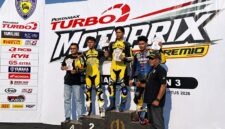 Para pembalap terbaik Kejurnas Balap Motor Pertamax Turbo MotoPrix 2026 merayakan kemenangan mereka di atas podium didampingi pihak panitia di Sirkuit Gery Mang, Subang, Jawa Barat, Minggu (30/8). (FOTO : Dok. Pertamina Patra Niaga)