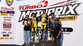 Para pembalap terbaik Kejurnas Balap Motor Pertamax Turbo MotoPrix 2026 merayakan kemenangan mereka di atas podium didampingi pihak panitia di Sirkuit Gery Mang, Subang, Jawa Barat, Minggu (30/8). (FOTO : Dok. Pertamina Patra Niaga)