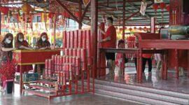 Warga Tionghoa saat melaksankan sembahyang di Kelenteng Kuan Kong Bio, Selasa (1/2/22). FOTO : HRY