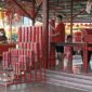 Warga Tionghoa saat melaksankan sembahyang di Kelenteng Kuan Kong Bio, Selasa (1/2/22). FOTO : HRY