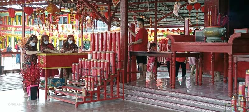 Warga Tionghoa saat melaksankan sembahyang di Kelenteng Kuan Kong Bio, Selasa (1/2/22). FOTO : HRY