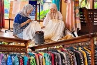 Memperingati Hari Batik Nasional, Pertamina konsisten mendampingi 428 UMKM batik di seluruh Indonesia guna mendorong pertumbuhan ekonomi yang inklusif, menciptakan lapangan kerja yang setara, serta membawa produk lokal naik kelas (bawah). (FOTO : Dok. Pertamina)