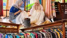 Memperingati Hari Batik Nasional, Pertamina konsisten mendampingi 428 UMKM batik di seluruh Indonesia guna mendorong pertumbuhan ekonomi yang inklusif, menciptakan lapangan kerja yang setara, serta membawa produk lokal naik kelas (bawah). (FOTO : Dok. Pertamina)