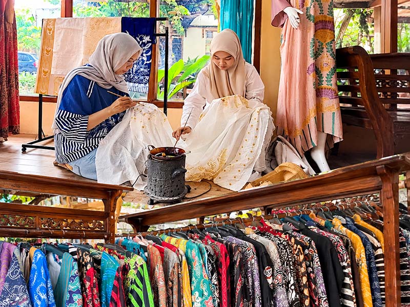 Memperingati Hari Batik Nasional, Pertamina konsisten mendampingi 428 UMKM batik di seluruh Indonesia guna mendorong pertumbuhan ekonomi yang inklusif, menciptakan lapangan kerja yang setara, serta membawa produk lokal naik kelas (bawah). (FOTO : Dok. Pertamina)