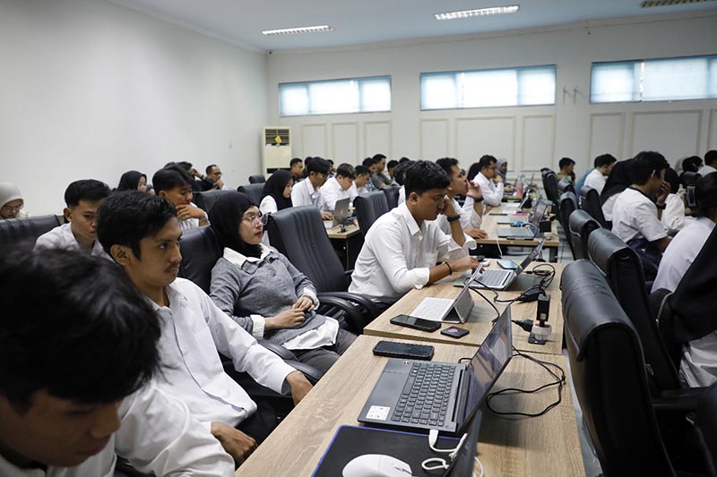 Para peserta mengikuti Evaluasi Pembinaan dan Sertifikasi Calon Ahli K3 Umum Batch 2 secara serentak di salah satu ruang kelas, Selasa (12/5/2026). Kegiatan yang diikuti oleh 2.100 peserta dari berbagai daerah ini bertujuan untuk mencetak tenaga kerja profesional yang siap meningkatkan budaya keselamatan kerja di dunia industri. (Foto: Dok. Kemnaker)