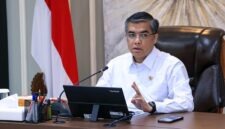 Menteri Ketenagakerjaan Yassierli saat memberikan keterangan resmi mengenai program pendampingan 20 perusahaan untuk peningkatan produktivitas dan pembenahan sistem kerja di Jakarta. (Dok. Biro Humas Kemnaker)