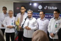 KOLABORASI DIGITAL: Menteri Ketenagakerjaan, Yassierli (tengah), memberikan keterangan pers didampingi Head of Public Policy & Government Relations TikTok Indonesia, Hilmi Adrianto (ketiga dari kiri), usai penandatanganan kerja sama program "BISA Bareng TikTok" di Jakarta, Rabu (15/4/2026). Program ini menargetkan 100.000 alumni pelatihan per tahun untuk memperkuat talenta ekonomi digital Indonesia. (FOTO : Dok. Biro Humas Kemenakaer)
