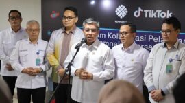 KOLABORASI DIGITAL: Menteri Ketenagakerjaan, Yassierli (tengah), memberikan keterangan pers didampingi Head of Public Policy & Government Relations TikTok Indonesia, Hilmi Adrianto (ketiga dari kiri), usai penandatanganan kerja sama program 