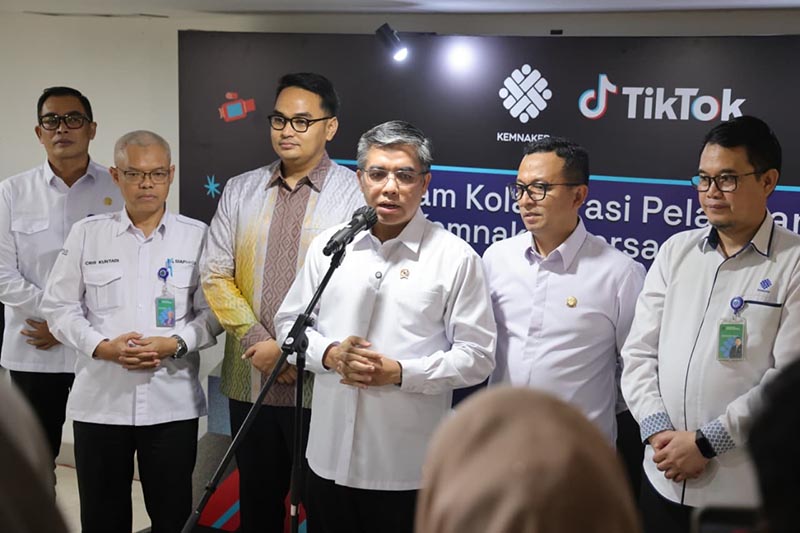 KOLABORASI DIGITAL: Menteri Ketenagakerjaan, Yassierli (tengah), memberikan keterangan pers didampingi Head of Public Policy & Government Relations TikTok Indonesia, Hilmi Adrianto (ketiga dari kiri), usai penandatanganan kerja sama program 