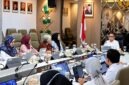 Kepala Badan Perencanaan dan Pengembangan Ketenagakerjaan (Barenbang) Kemnaker, Anwar Sanusi (kanan atas), saat memimpin jalannya diskusi dan koordinasi internal terkait penyusunan peta jalan (roadmap) tata kelola Pekerja Rumah Tangga (PRT). (FOTO : Dok. Biro Humas Kemnaker)
